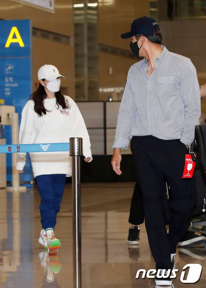 Vợ chồng Hyun Bin - Son Ye Jin ôm chặt nhau không rời tại sân bay, netizen mong chờ tin vui