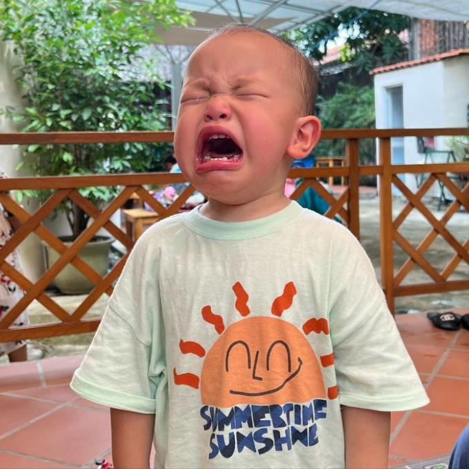 Ngày đầu tiên đi học của cặp song sinh nhà Hà Hồ: Lisa cực tỉnh, bé ú Leon lại khóc như mưa