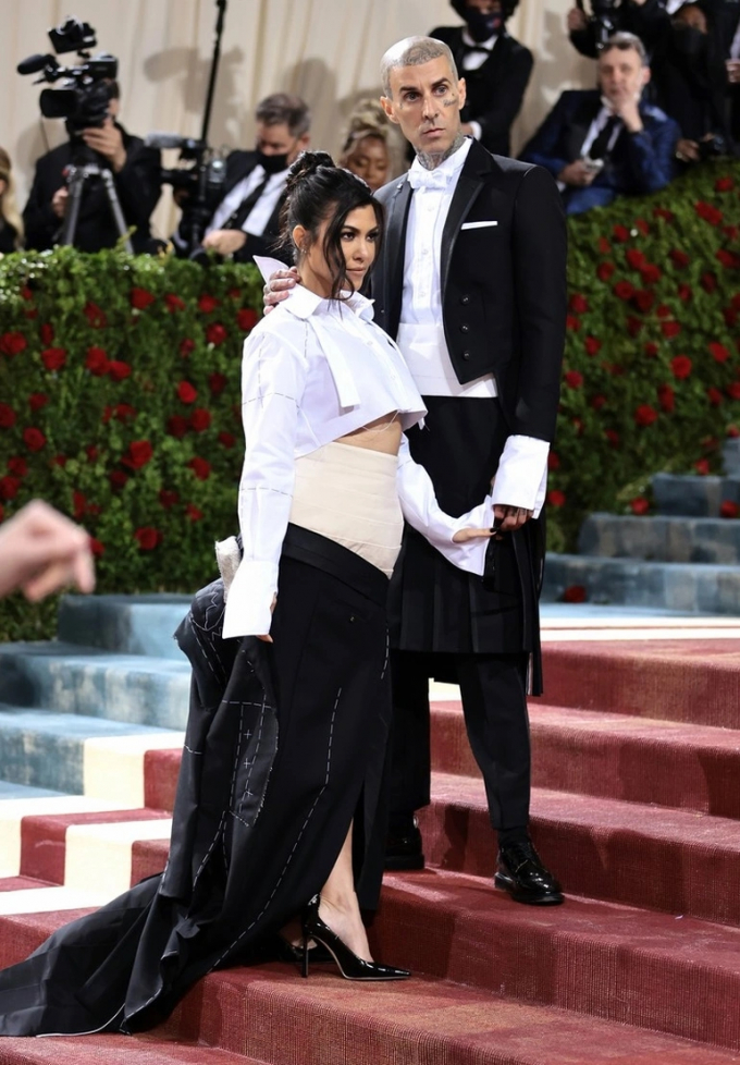 Nhà Kardashian chiếm spotlight Met Gala: Cô Kim diện đầm 5 triệu đô, Kendall - Kylie Jenner quét sạch thảm đỏ