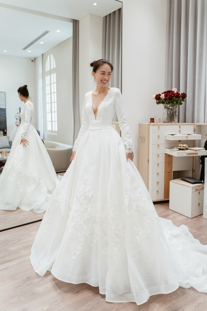 Ngô Thanh Vân diện váy cưới giống Son Ye Jin, nhìn nụ cười rạng rỡ biết ngay đả nữ hạnh phúc thế nào