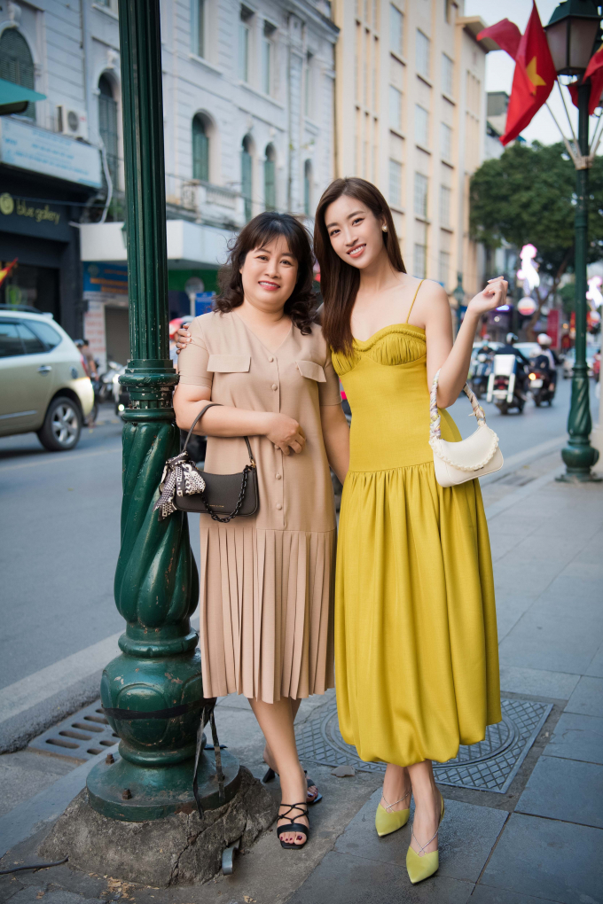 Hoa hậu Đỗ Mỹ Linh hạnh phúc khoe ảnh cùng mẹ xuống phố ngay trước ngày Mothers Day