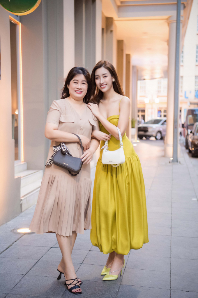 Hoa hậu Đỗ Mỹ Linh hạnh phúc khoe ảnh cùng mẹ xuống phố ngay trước ngày Mothers Day