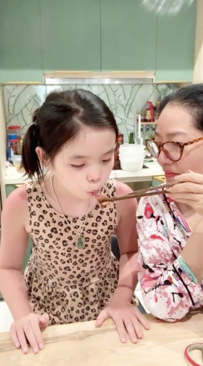 Mẹ Lý Bình hết lòng cưng chiều con gái Phương Trinh Jolie, khoảnh khắc gia đình ấm cúng khiến fans ngưỡng mộ
