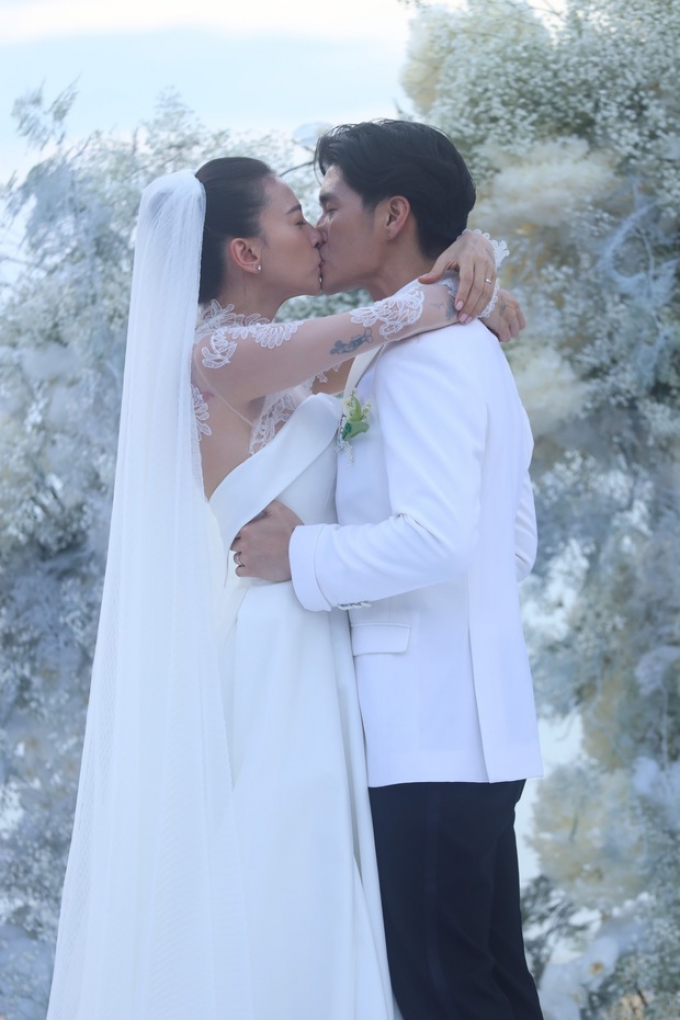 HOT: Ngô Thanh Vân - Huy Trần quá đẹp đôi, trao nhau nụ hôn ngọt ngào ngày chính thức thành vợ chồng