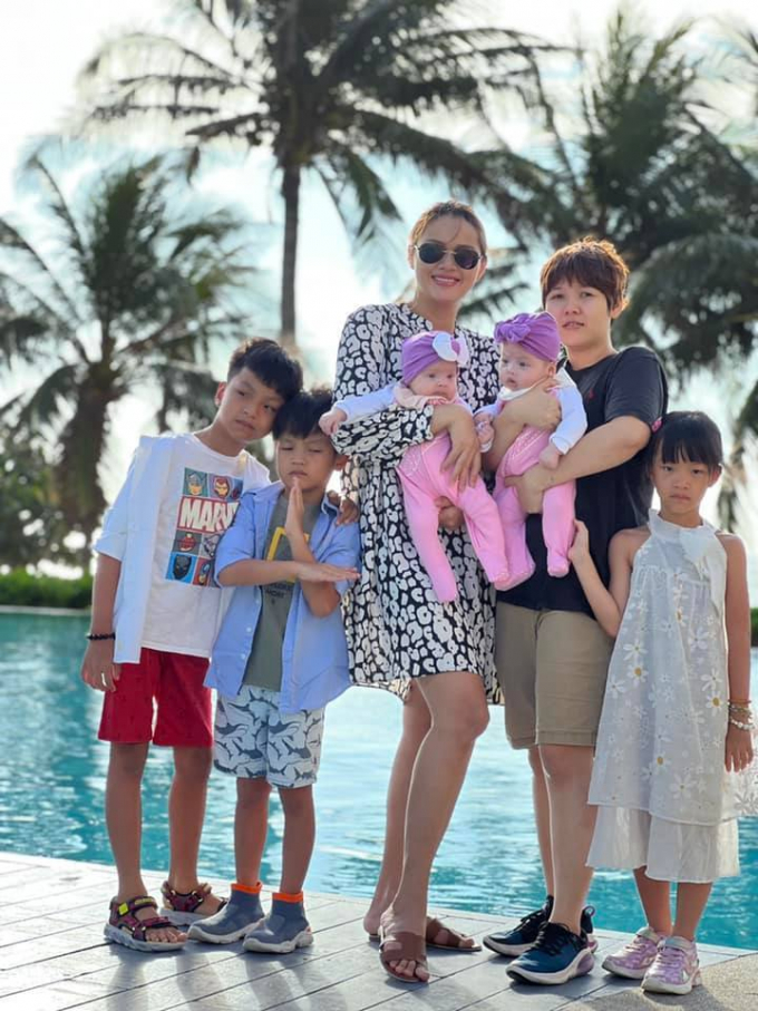 3 bà mẹ đặc biệt của showbiz Việt: Người một mình nuôi con khôn lớn, người dạy dỗ con chồng cực khéo