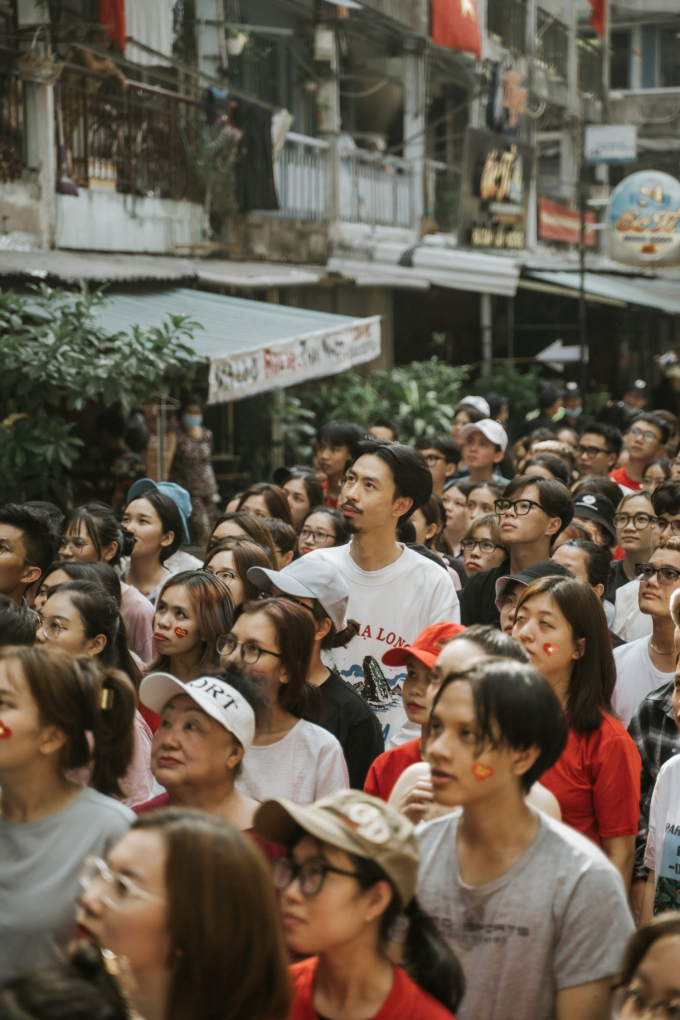 Đen chơi lớn mời 1000 cầu thủ và diễn viên trong MV tái hiện những lần đi bão cùng nhạc sĩ Trần Tiến