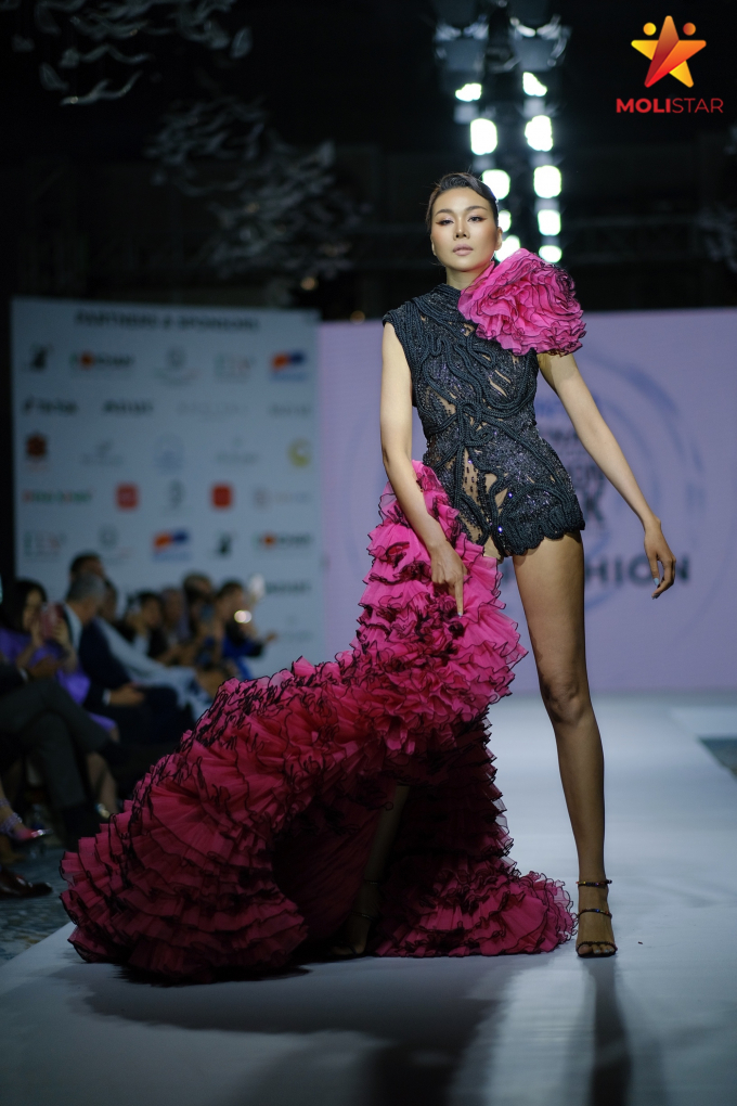 Vedette Thanh Hằng khoe chân dài 1m12 chiếm spotlight ngày khởi động Tuần lễ Thời trang Quốc tế Việt Nam 2022