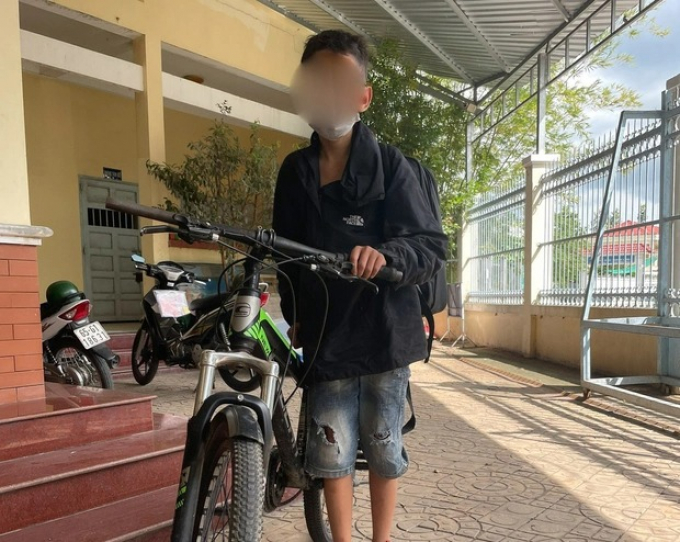 Bé trai 13 tuổi đạp xe từ Sài Gòn xuống Cần Thơ thăm bạn gái: Con xuống lấy lại 160K!