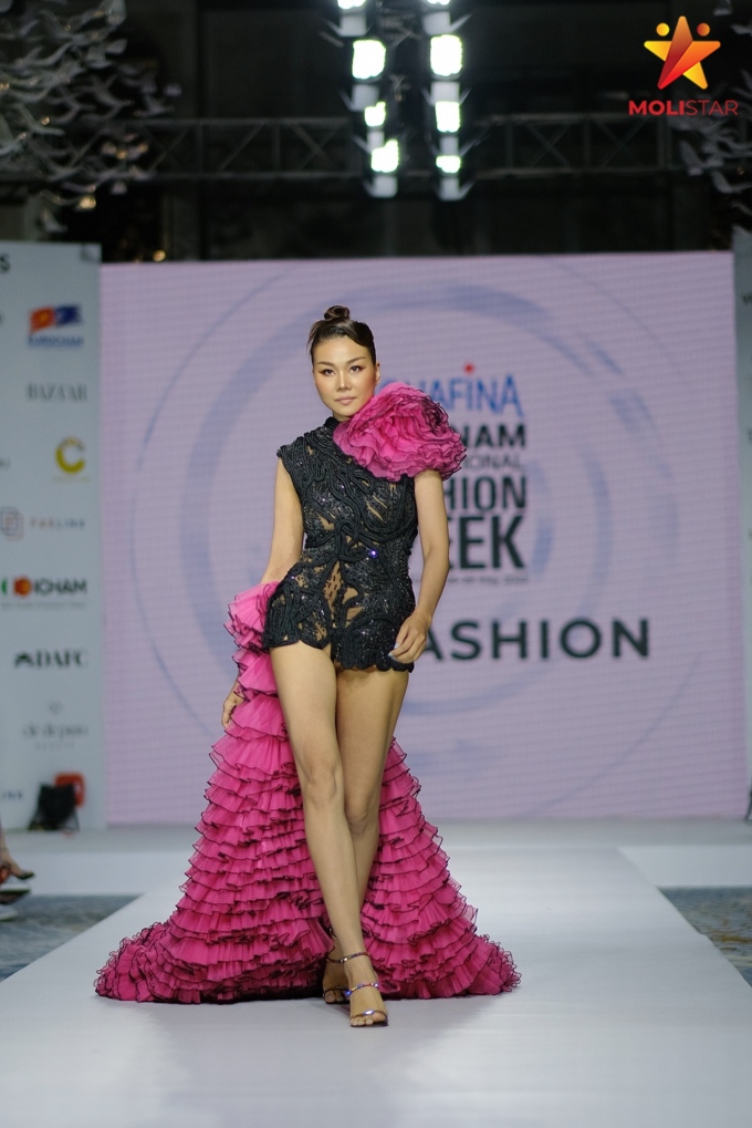 Vedette Thanh Hằng khoe chân dài 1m12 chiếm spotlight ngày khởi động Tuần lễ Thời trang Quốc tế Việt Nam 2022