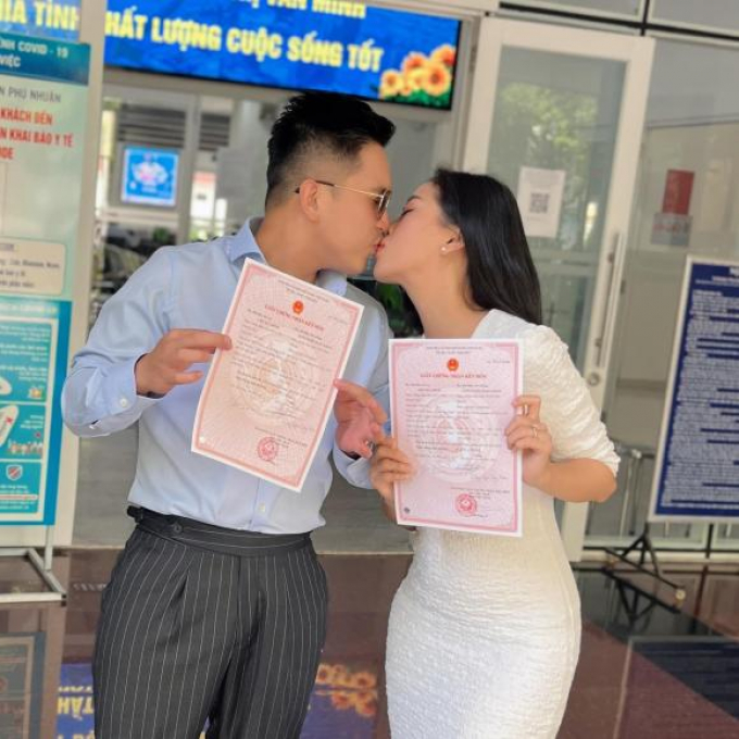 Liêu Hà Trinh cùng chồng Việt kiều đăng kí kết hôn, không quên phát cẩu lương khiến dân tình rần rần
