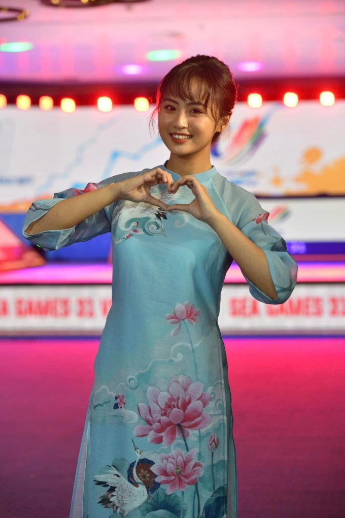 SEA Games 31: Nữ MC Việt Nam diện áo dài, khoe visual nữ thần khiến cộng đồng mạng điêu đứng