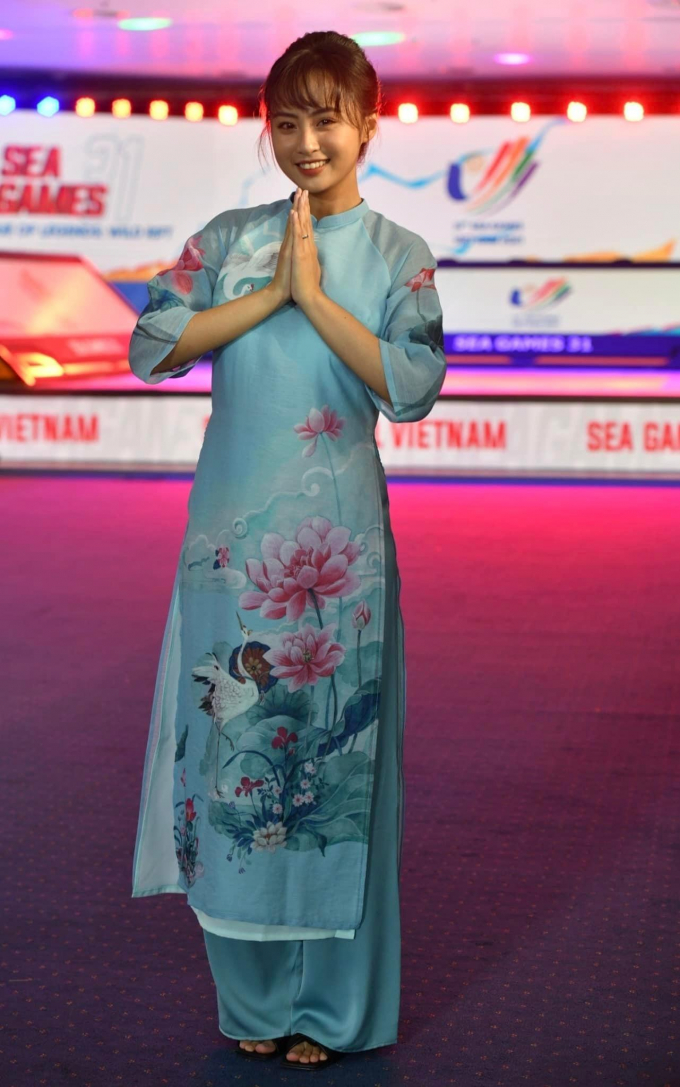 SEA Games 31: Nữ MC Việt Nam diện áo dài, khoe visual nữ thần khiến cộng đồng mạng điêu đứng