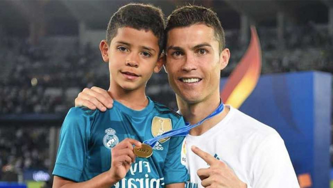 Hổ phụ sinh hổ tử, cậu cả nhà CR7 - Cristiano Ronaldo Jr cực điển trai và đá bóng giỏi