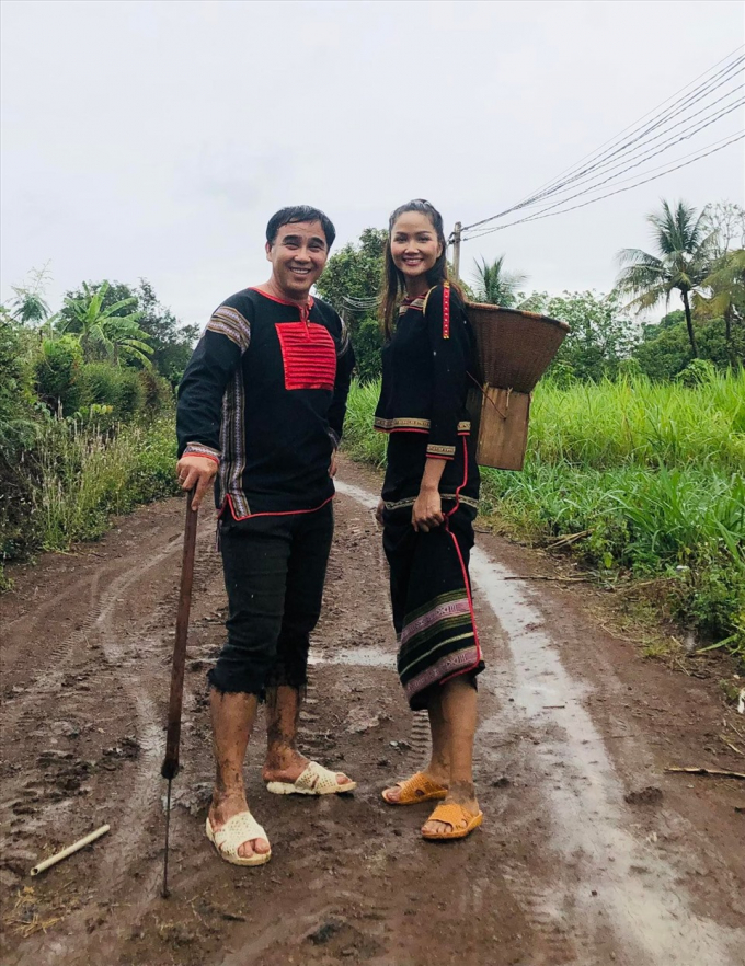 Hoa hậu H’Hen Niê dẫn Quyền Linh đi thăm buôn làng, nam MC bất ngờ vì được cho ăn quả lạ