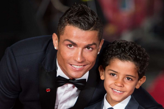 Hổ phụ sinh hổ tử, cậu cả nhà CR7 - Cristiano Ronaldo Jr cực điển trai và đá bóng giỏi