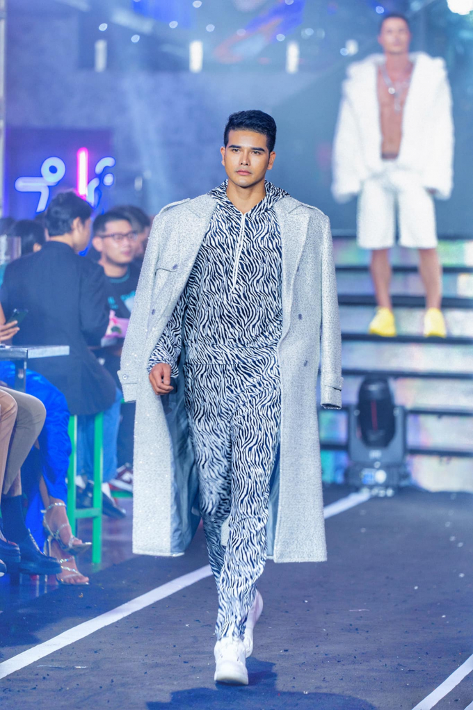 Siêu mẫu Hà Anh khoe dáng nóng bỏng bên dàn ‘trò cưng’ 6 múi, khuấy đảo sàn catwalk