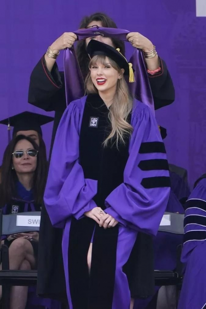 Chán làm ca sĩ, Taylor Swift trở thành Tiến sĩ Danh dự ngành Mỹ thuật dù chẳng học hành ngày nào?