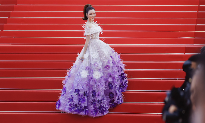 Lý Nhã Kỳ bắt đầu càn quét thảm dỏ Cannes: Diện váy làm mất 600 giờ, đeo trang sức sương sương 2,5 tỷ