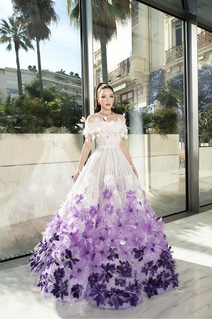 Lý Nhã Kỳ bắt đầu càn quét thảm dỏ Cannes: Diện váy làm mất 600 giờ, đeo trang sức sương sương 2,5 tỷ