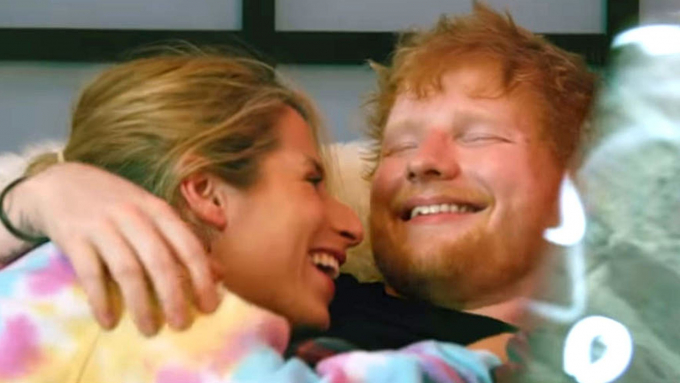 Sinh con cùng lúc nhưng Ed Sheeran được chúc phúc, Rihanna lại như con nợ bị fans đòi album