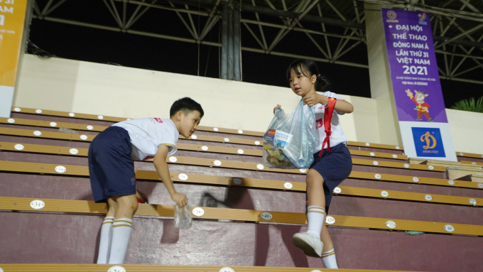 Rụng tim trước hình ảnh CĐV nhí gom rác sau trận Việt Nam - Malaysia: Trẻ nhỏ nhưng việc làm không hề nhỏ