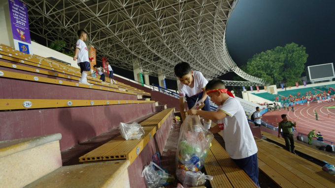 Rụng tim trước hình ảnh CĐV nhí gom rác sau trận Việt Nam - Malaysia: Trẻ nhỏ nhưng việc làm không hề nhỏ