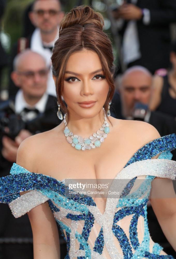 Ngày thứ 2 dự Cannes, Lý Nhã Kỳ đeo 6 tỷ kim cương, lộ nhan sắc qua ống kính phóng viên quốc tế