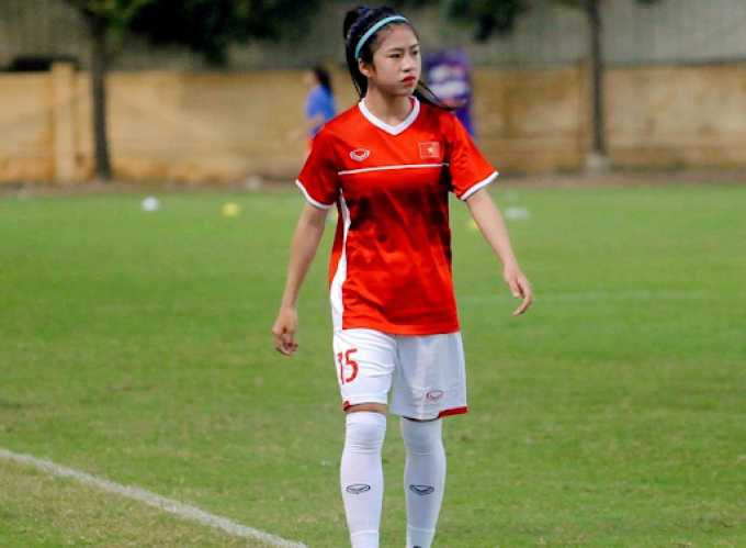 Thanh Nhã - Cơn lốc đường biên GenZ vừa cuốn hút vừa cá tính của đội tuyển bóng đá nữ Việt Nam