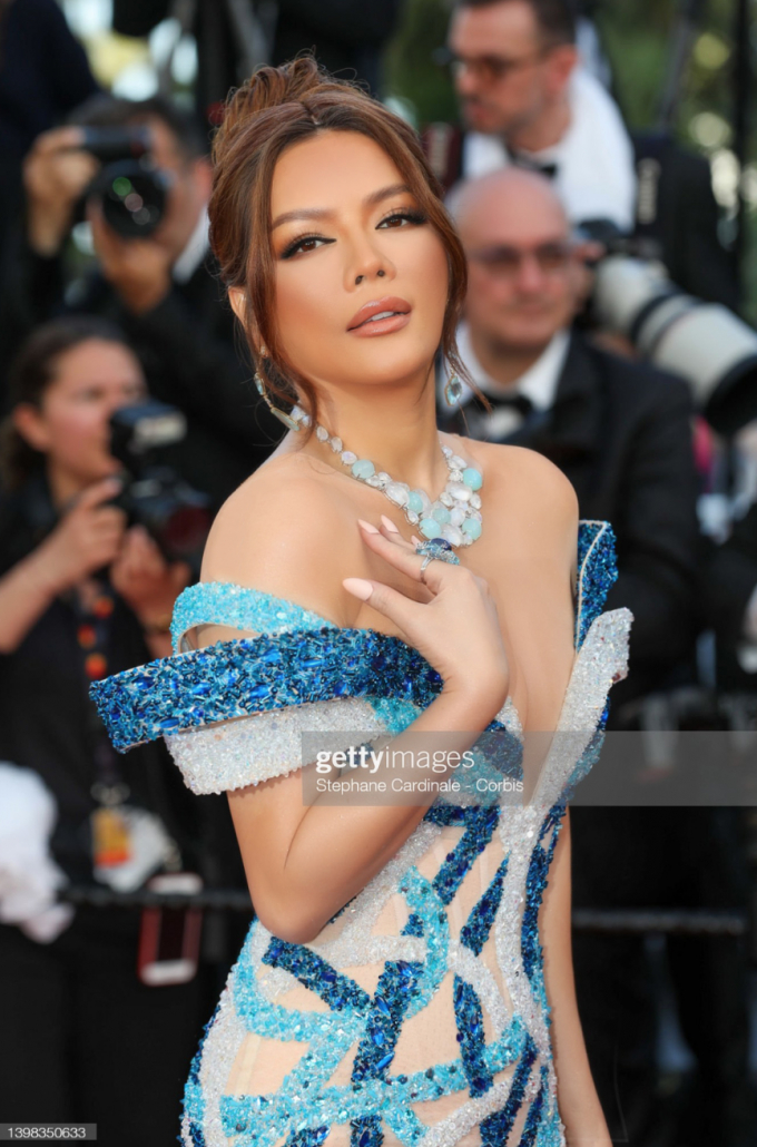 Ngày thứ 2 dự Cannes, Lý Nhã Kỳ đeo 6 tỷ kim cương, lộ nhan sắc qua ống kính phóng viên quốc tế
