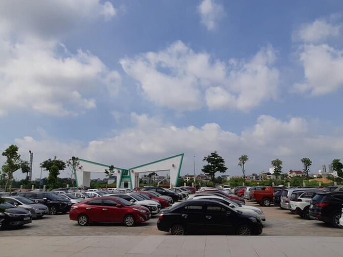 Thái Nguyên: Dàn ô tô xếp kín sân trường trong ngày họp phụ huynh, ngỡ như buổi offline của giới tài phiệt