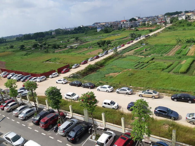 Thái Nguyên: Dàn ô tô xếp kín sân trường trong ngày họp phụ huynh, ngỡ như buổi offline của giới tài phiệt