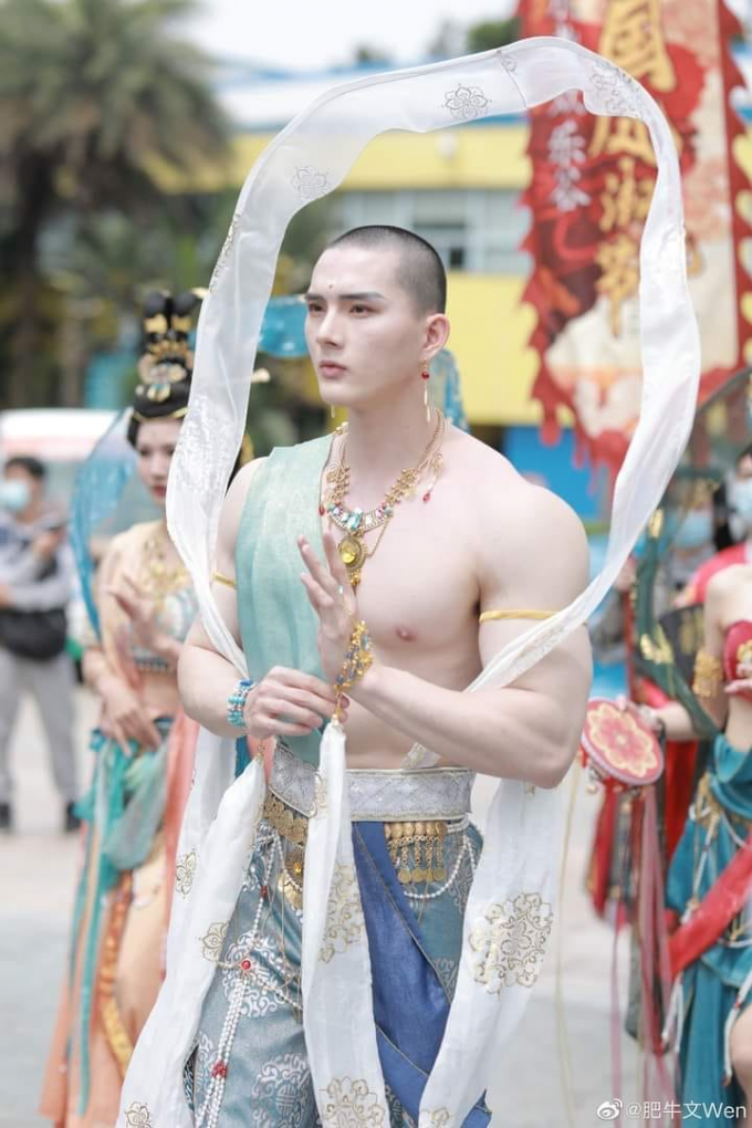 Nam thần cosplay khiến chị em phát sốt với gương mặt dịu dàng trắng nõn nhưng thân hình cuồn cuộn cơ bắp