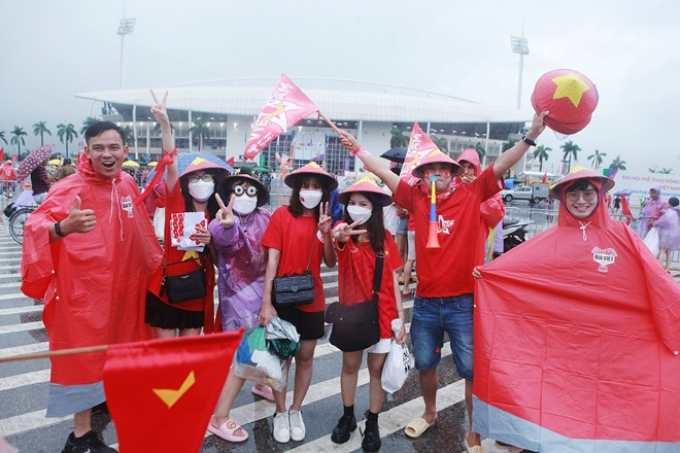 Hàng vạn CĐV đội mưa đổ về sân Mỹ Đình tiếp lửa cho U23 Việt Nam đấu Thái Lan