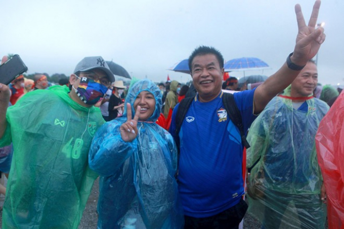Hàng vạn CĐV đội mưa đổ về sân Mỹ Đình tiếp lửa cho U23 Việt Nam đấu Thái Lan