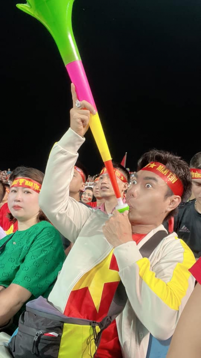 Lê Dương Bảo Lâm gầy gò, khác lạ khi cổ vũ U23 Việt Nam, nhìn ảnh thực tế mới càng ngã ngửa