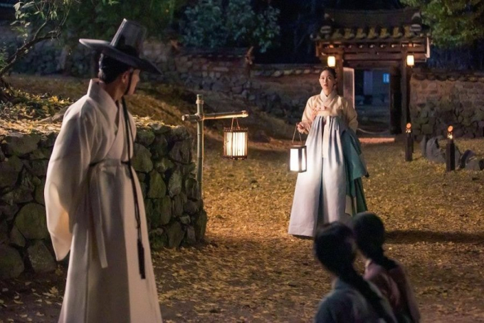 Tam giác tình tréo ngoe của Lee Joon, Kang Han Na và Choi Ri trong “Romeo và Juliet phiên bản cung đấu