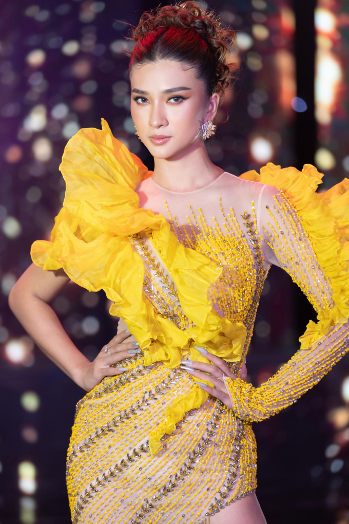 Nữ hoàng truyền hình Kim Tuyến quyến rũ với váy xẻ cao khi làm giám khảo