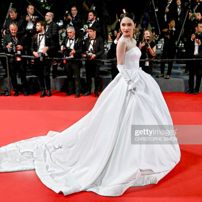 Hương Giang lộng lẫy như công chúa, quét sạch thảm đỏ Cannes: 1 điểm cực thông minh khiến fans khen hết lời