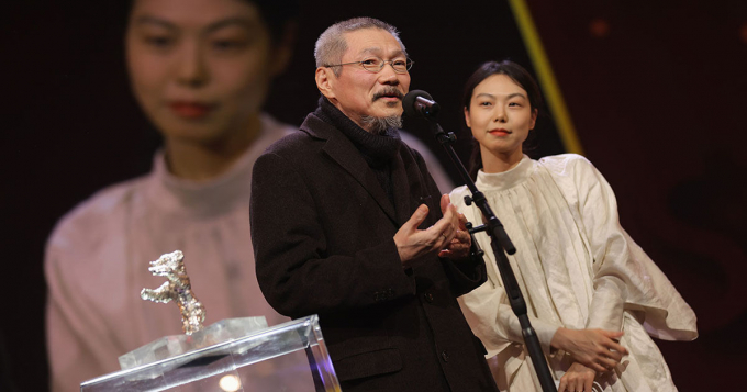 Đạo diễn ngoại tình Hong Sang Soo giành giải thưởng lớn tại LHP, bất chấp việc bị tẩy chay tại quê nhà
