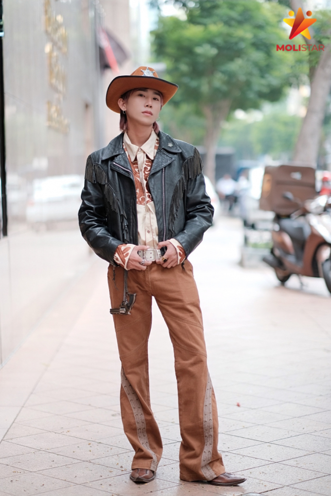 Xu hướng thời trang tái chế cực độc đáo thống trị sàn dấu The Best Street Style VIFW ngày thứ 2