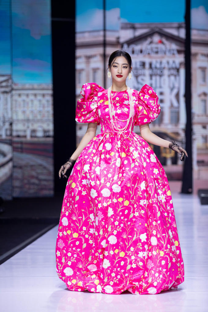 Lương Thùy Linh hóa quý cô kiêu hãnh, chiếm trọn spotlight khi diễn Vedette tại Vietnam International Fashion Week
