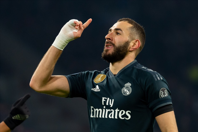 Bàn tay băng bó và nghị lực của Benzema