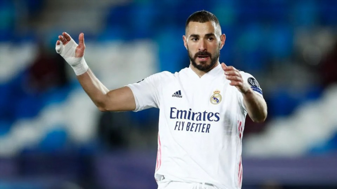 Bàn tay băng bó và nghị lực của Benzema