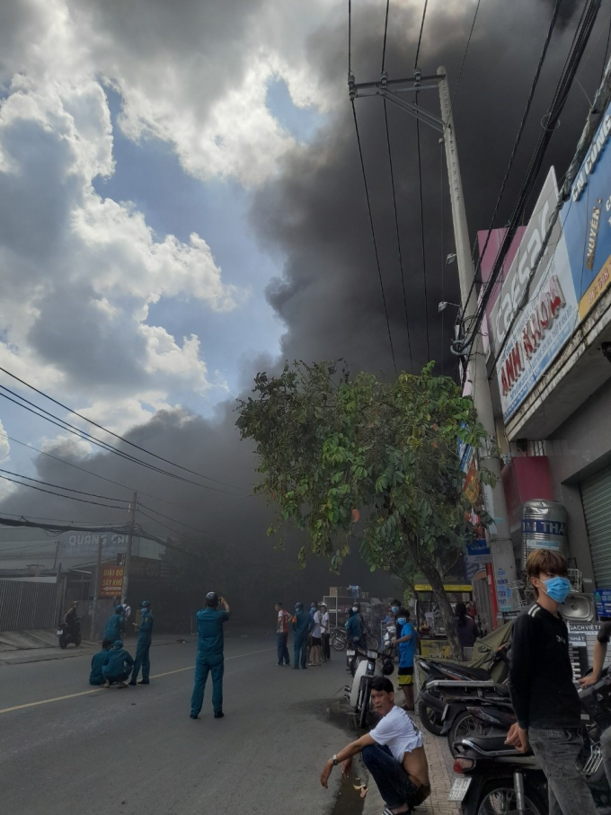 Cháy dữ dội trong bãi tạm giữ xe vi phạm của Phòng CSGT TP.HCM