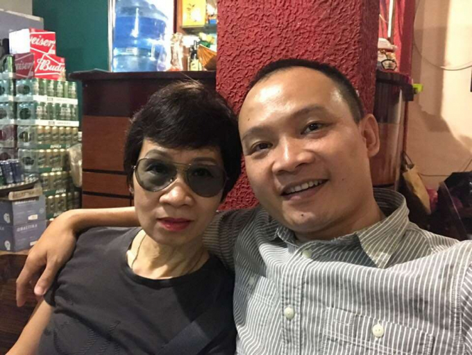 MC Lại Văn Sâm rạng rỡ bên vợ, gia đình nhân sinh nhật tuổi 65