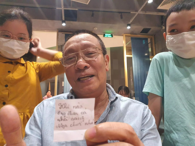 MC Lại Văn Sâm rạng rỡ bên vợ, gia đình nhân sinh nhật tuổi 65