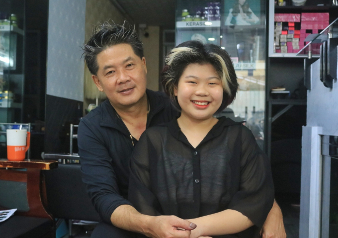 Bé gái 12 tuổi làm thợ chính salon tóc có tiếng ở TP.HCM và câu chuyện người cha