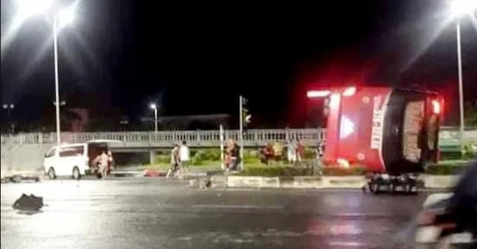 Xe khách lật trên quốc lộ ở Ninh Bình, ít nhất 4 người chết