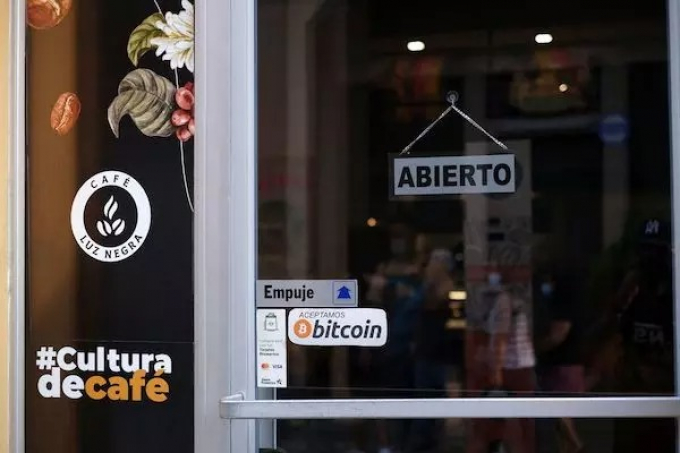 Bitcoin rơi tự do, El Salvador nói chẳng nhằm nhò