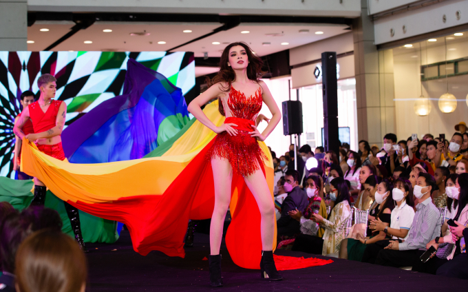 Trân Đài diễn quốc phục Kim Thực đẹp tuyệt trần, xuất sắc giật giải Tài năng Hoa hậu Chuyển giới Quốc tế
